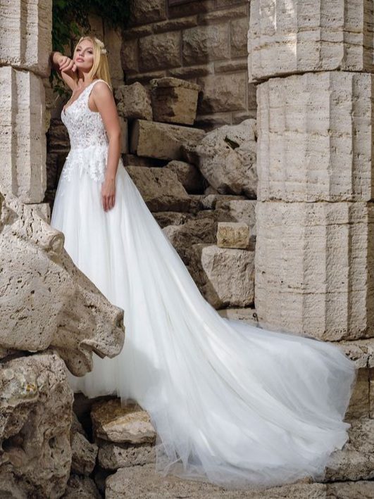 20210304_101355 Ρομαντικό νυφικό σε Άλφα γραμμή, με φούστα από γαλλικό τούλι και κεντημένη δαντέλα κάτω από τη μέση. Με υπέροχο ολοκέντητο μπούστο με γαλλική δαντέλα που καταλήγει σε βαθύ V στην πλάτη και το μπούστο. Άνετη γραμμή. Ελληνικής ραφής