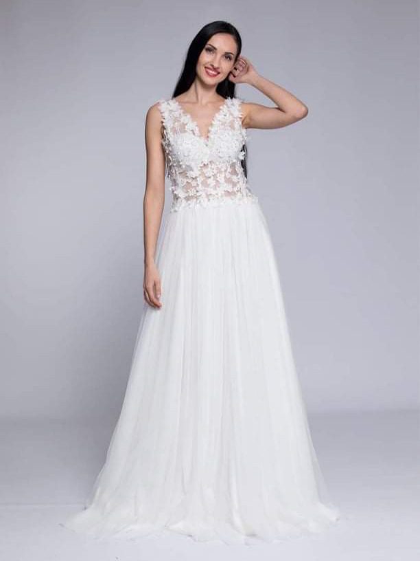 Μεταξωτό νυφικό σε ίσια γραμμή , με φούστα από μεταξωτή μουσελίνα. Με υπέροχο ολοκέντητο μπούστο με 3D μεταξωτά χειροποίητα λουλούδια, που καταλήγει σε βαθύ V στην πλάτη και το μπούστο. Αέρινη γραμμή