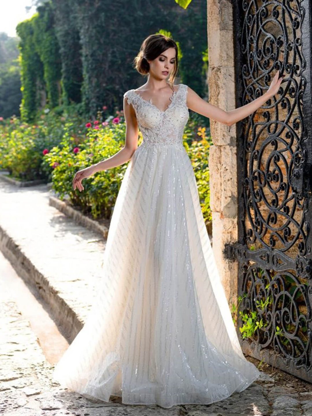 Πριγκηπικό νυφικό σε Άλφα γραμμή με  μπούστο κεντημένο με  υπέροχη γαλλική δαντέλα, διακοσμημένο με στρας και φούστα από γαλλικό τούλι με ρίζες ασημί για λάμψη . Μπούστο V με δαντέλα που αγκαλιάζει όμορφα τον ώμο