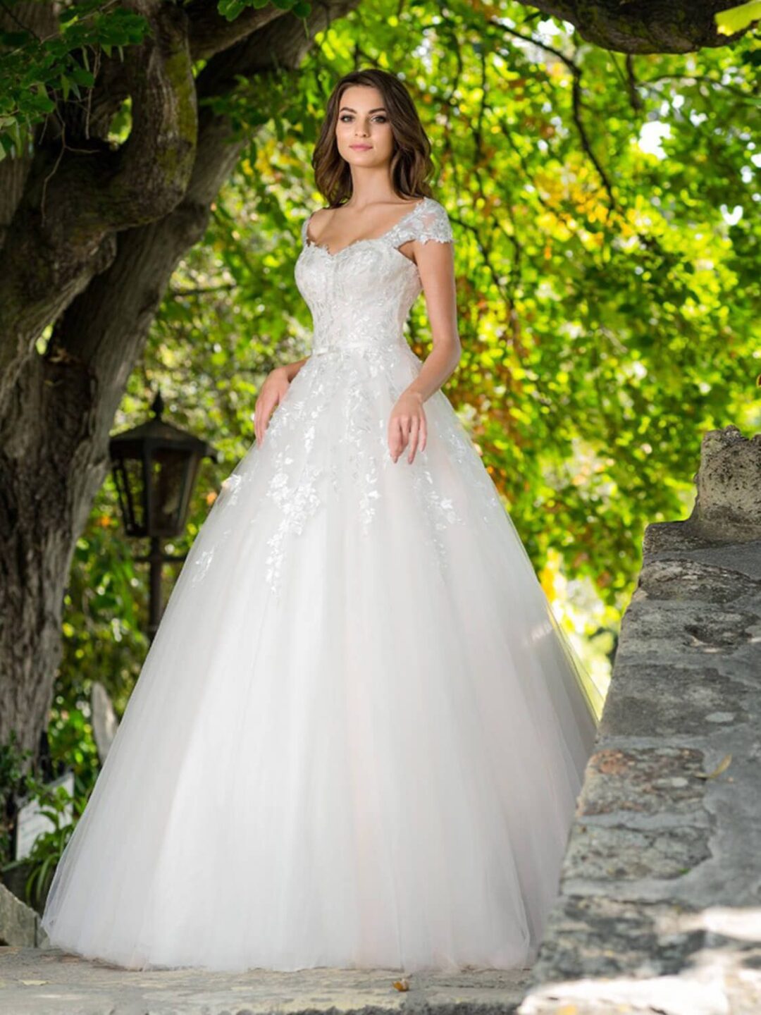 Πριγκηπικό νυφικό σε Άλφα γραμμή με μπούστο δαντέλα