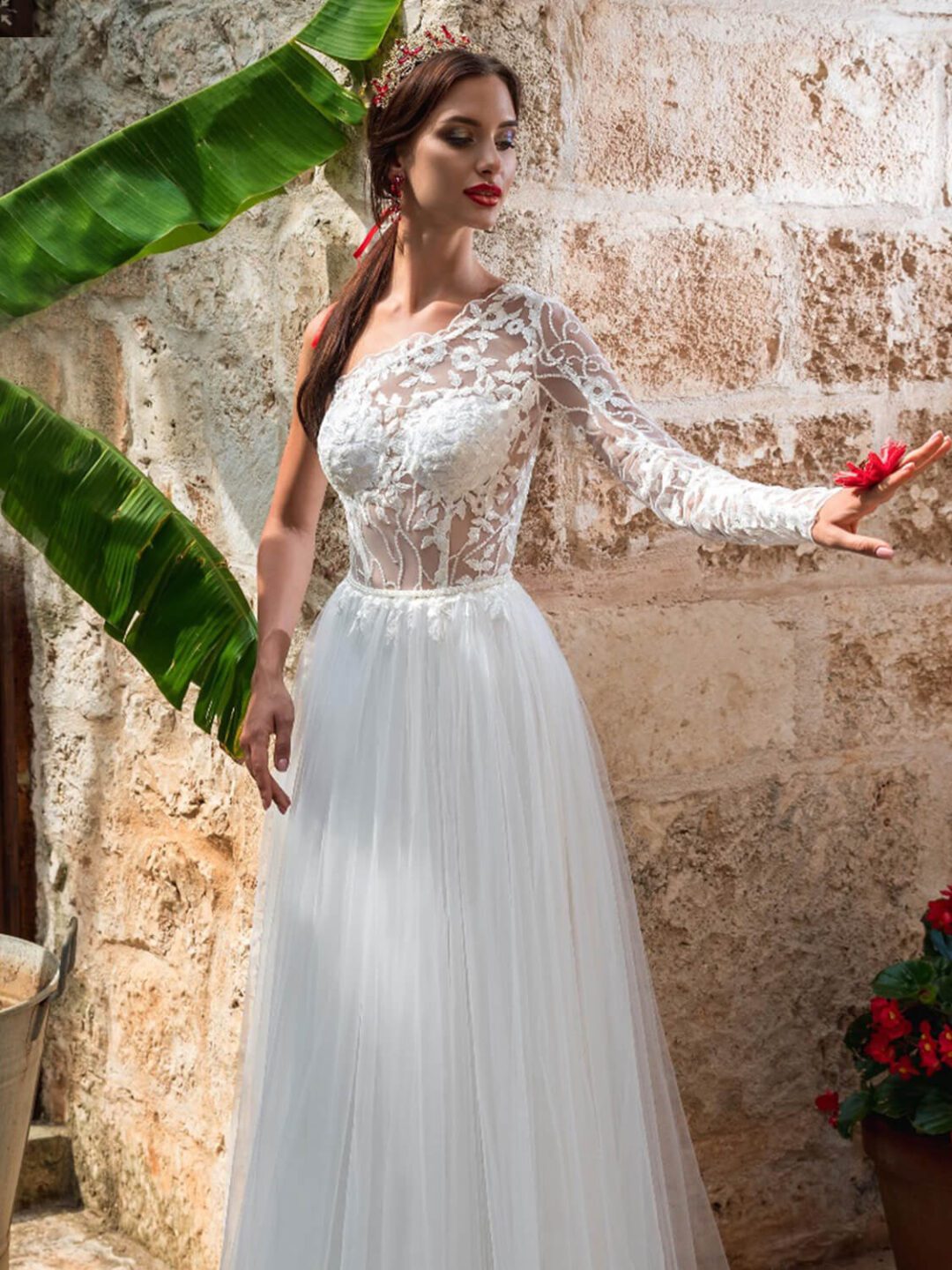 Εκκεντρικό νυφικό με ολοκέντητο μπούστο με γαλλική δαντέλα διαφάνεια soleil, με έναν ώμο και στενό μανίκι δαντέλα. Πλούσια φούστα από γαλλικό τούλι.