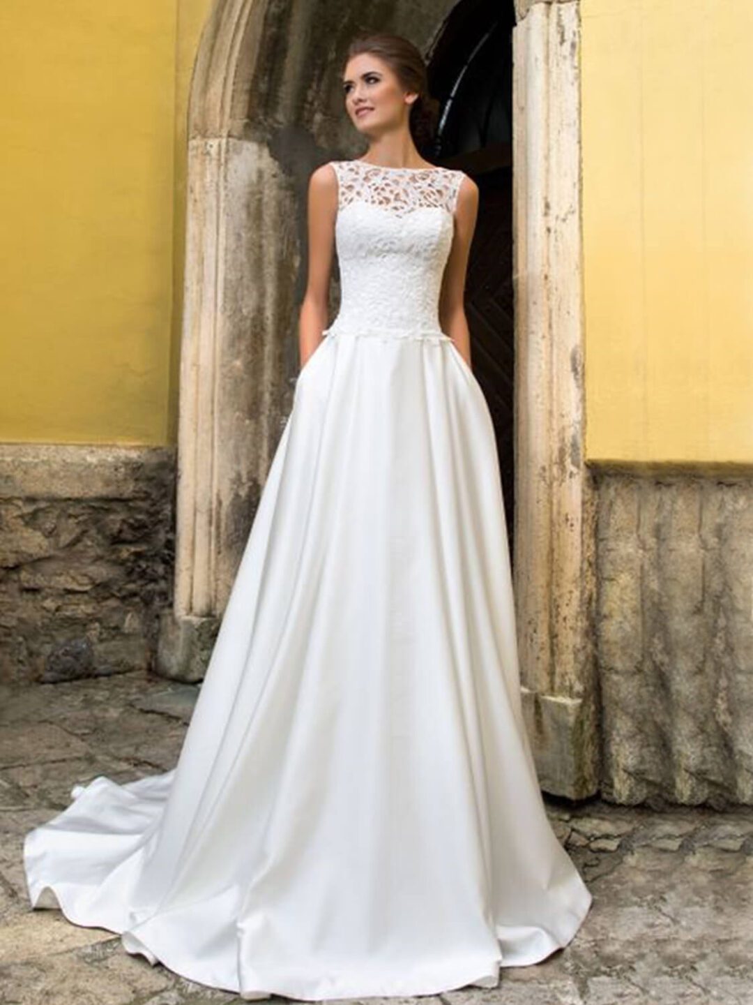 Ρομαντικό νυφικό σε Άλφα γραμμή με ολόκληρο μπούστο δαντέλα και πλούσια φούστα από γαλλικό σατέν. 