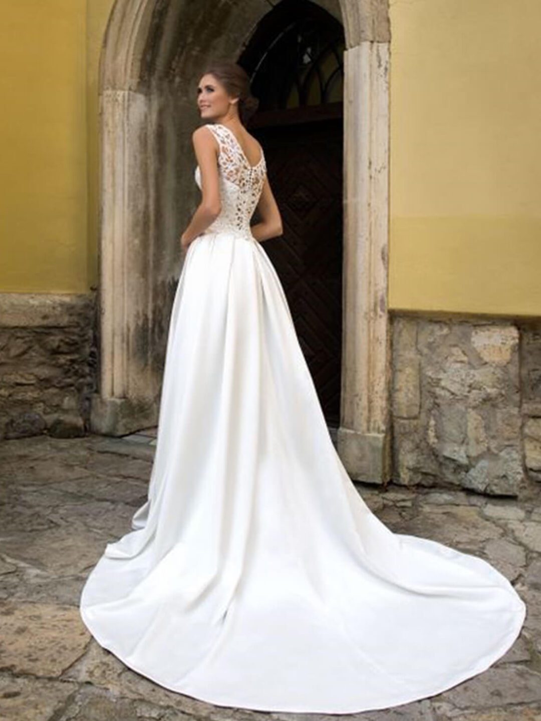 Ρομαντικό νυφικό σε Άλφα γραμμή με ολόκληρο μπούστο δαντέλα και πλούσια φούστα από γαλλικό σατέν. 