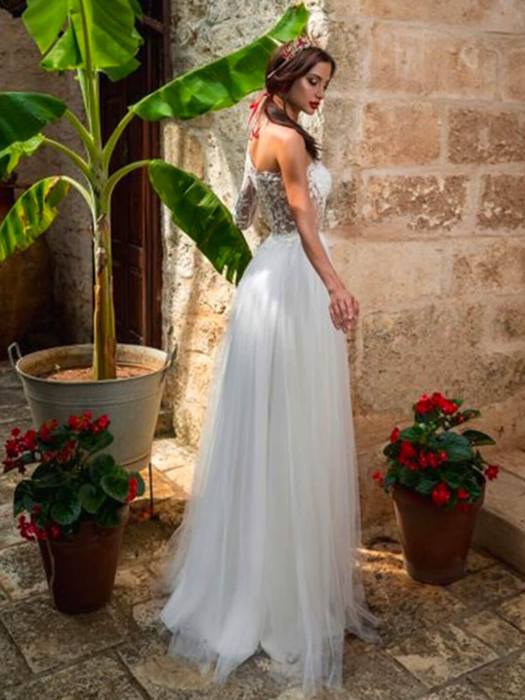 Εκκεντρικό νυφικό με ολοκέντητο μπούστο με γαλλική δαντέλα διαφάνεια soleil, με έναν ώμο και στενό μανίκι δαντέλα. Πλούσια φούστα από γαλλικό τούλι.