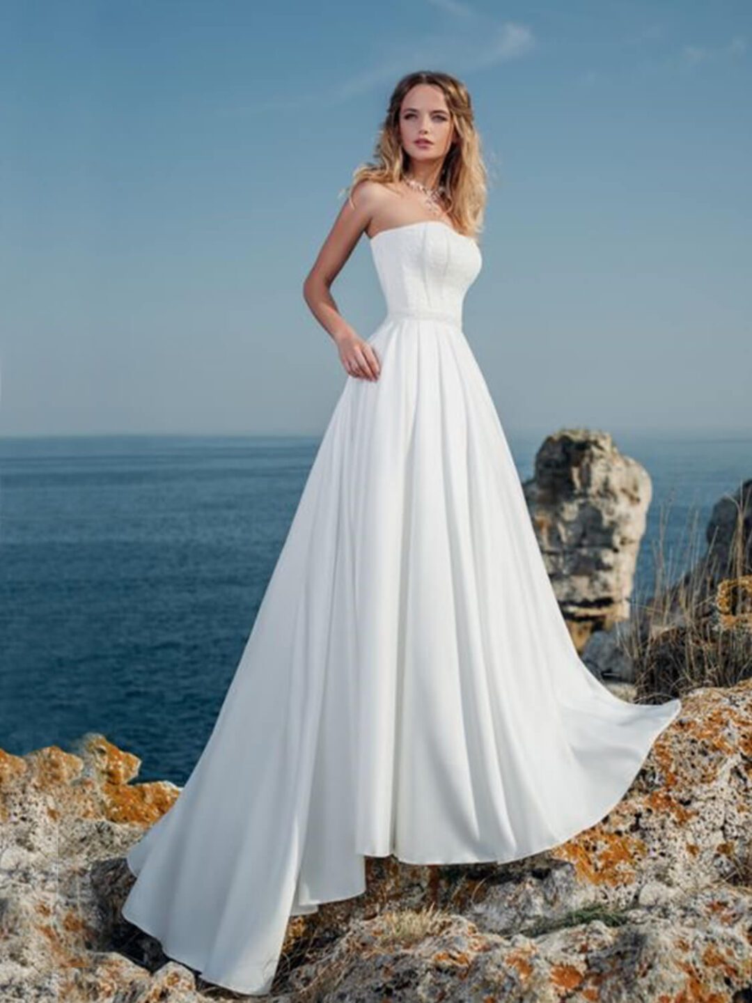 Στράπλες  νυφικό σε Άλφα γραμμή με  μπούστο κεντημένο με  υπέροχη γαλλική δαντέλα  και σατέν φούστα  με ουρά. Υπέροχο δέσιμο με κορδέλα στην πλάτη σε στυλ κορσέ.