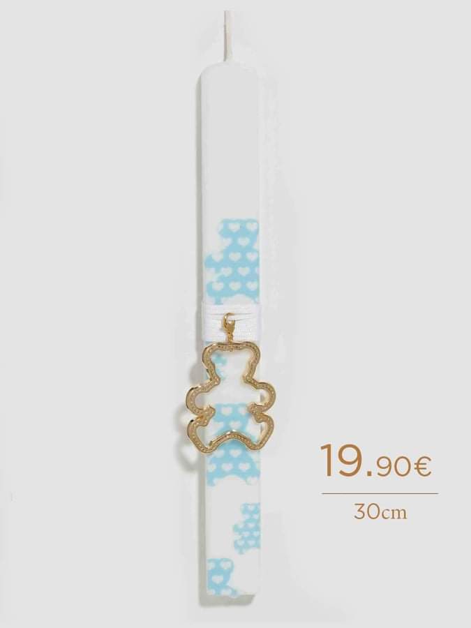 Πασχαλινή Λαμπάδα για αγόρι με επίχρυσο γούρι με αρκουδάκι ως διακοσμητικό, με λευκό σατέν κορδόνι και ζωγραφισμένα γαλάζια αρκουδάκια. Το διακοσμητικό μπορεί να γίνει κρεμαστό γούρι για το παιδικό δωμάτιο ή μπρελόκ! Χειροποίητη δημιουργία Tresento επιχρυσωμένο με 24 καράτια