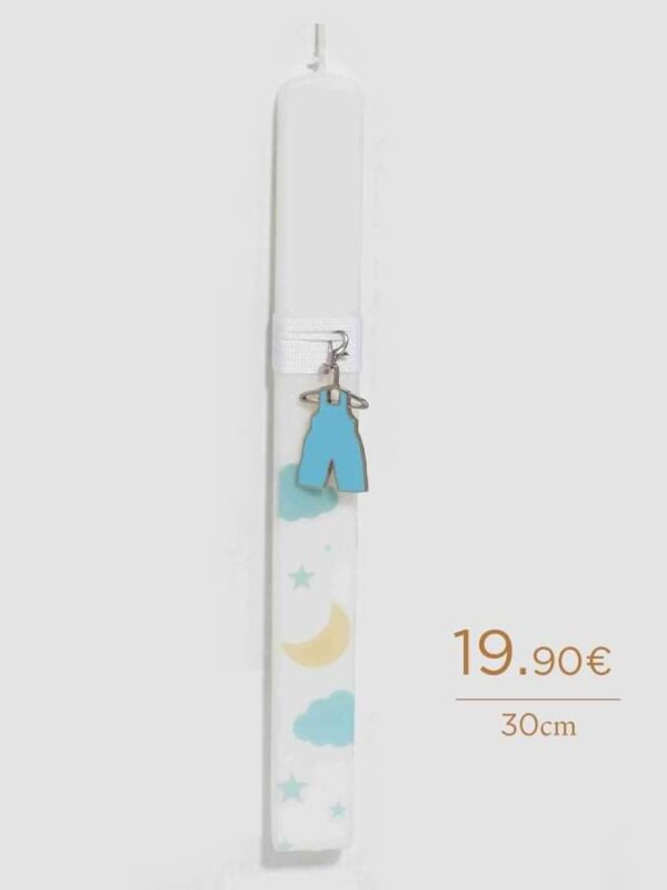 Πασχαλινή Λαμπάδα για αγόρι με επίχρυσο γούρι με επισμαλτωμένο παντελονάκι ως διακοσμητικό, με σατέν κορδόνι και ζωγραφισμένα σχέδια. Το διακοσμητικό μπορεί να γίνει κρεμαστό γούρι για το παιδικό δωμάτιο ή μπρελόκ! Χειροποίητη δημιουργία Tresento επιχρυσωμένο με 24 καράτια.