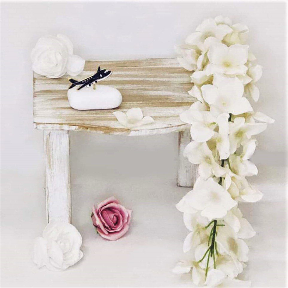 Μπομπονιέρα βάπτισης με λευκή πέτρα και επίχρυσο διακοσμητικό αεροπλανάκι με επισμάλτωση