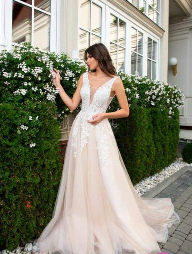 received_2823130621338923 Εντυπωσιακό νυφικό σε Άλφα γραμμή με μπούστο κεντημένο με υπέροχη γαλλική δαντέλα και nude φούστα από γαλλικό τούλι, διακοσμημένη με δαντέλα κάτω από τη μέση. Υπέροχο μπούστο και πλάτη με βαθύ V. Ελληνικής ραφής