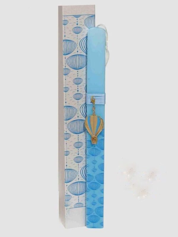 Πασχαλινή Λαμπάδα για αγόρι με επίχρυσο γούρι με επισμαλτωμένο αερόστατο ως διακοσμητικό, με σατέν κορδόνι και ζωγραφισμένα σχέδια. Το διακοσμητικό μπορεί να γίνει κρεμαστό γούρι για το παιδικό δωμάτιο ή μπρελόκ! Συνδυάζεται με το ίδιο κουτί.  Χειροποίητη δημιουργία Tresento επιχρυσωμένο με 24 καράτια.