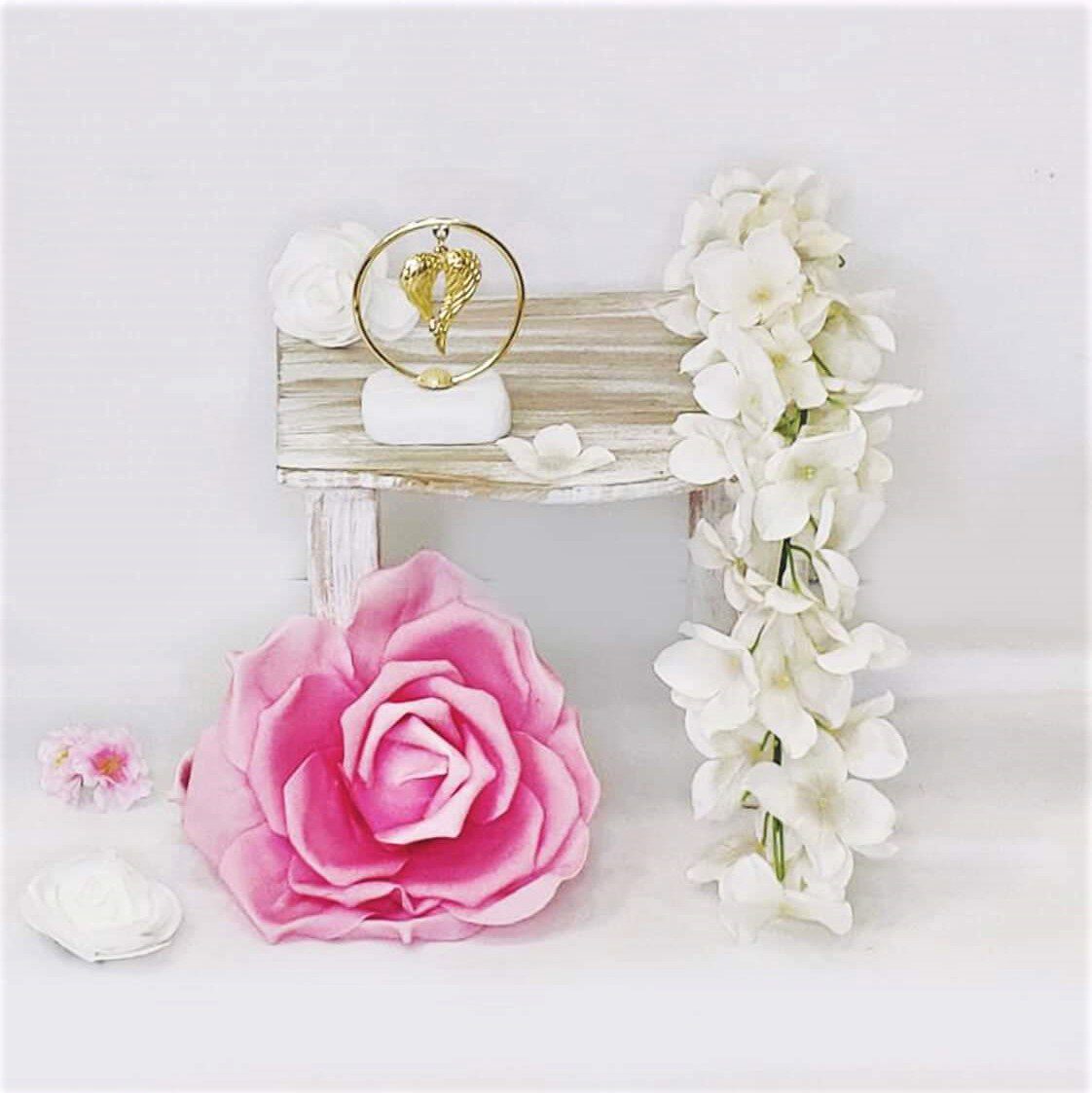 Μπομπονιέρα βάπτισης βότσαλο με επίχρυσά φτερά αγγέλου σε σχήμα καρδιάς