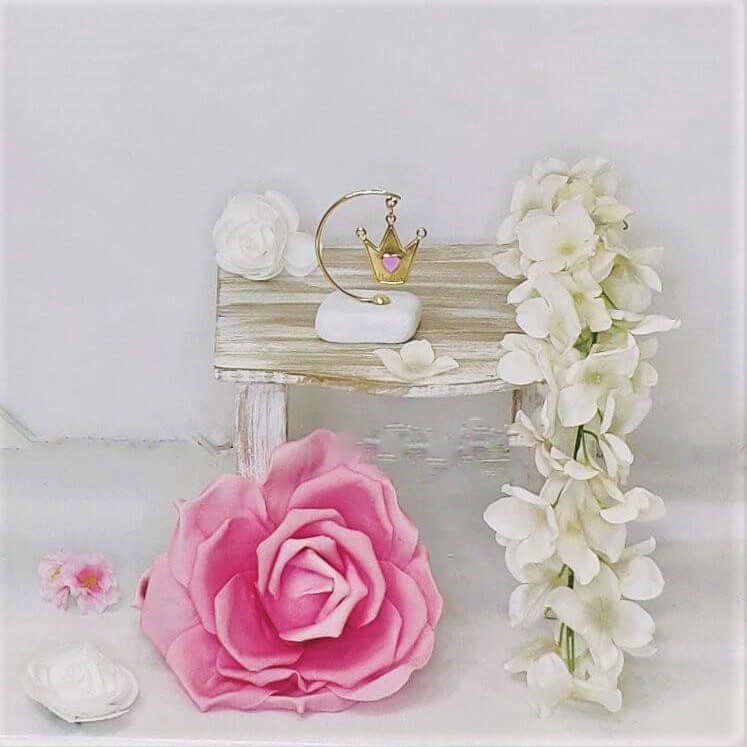 Μπομπονιέρα βάπτισης με λευκό βότσαλο και επίχρυσο διακοσμητικό πριγκηπικό στέμμα