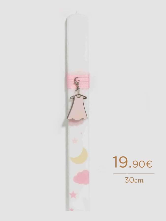 Πασχαλινή Λαμπάδα για κορίτσι με επίχρυσο γούρι με επισμαλτωμένο φορεματάκι ως διακοσμητικό, με σατέν κορδόνι. Το διακοσμητικό μπορεί να γίνει κρεμαστό γούρι για το παιδικό δωμάτιο ή μπρελόκ! Χειροποίητη δημιουργία Tresento επιχρυσωμένο με 24 καράτια.