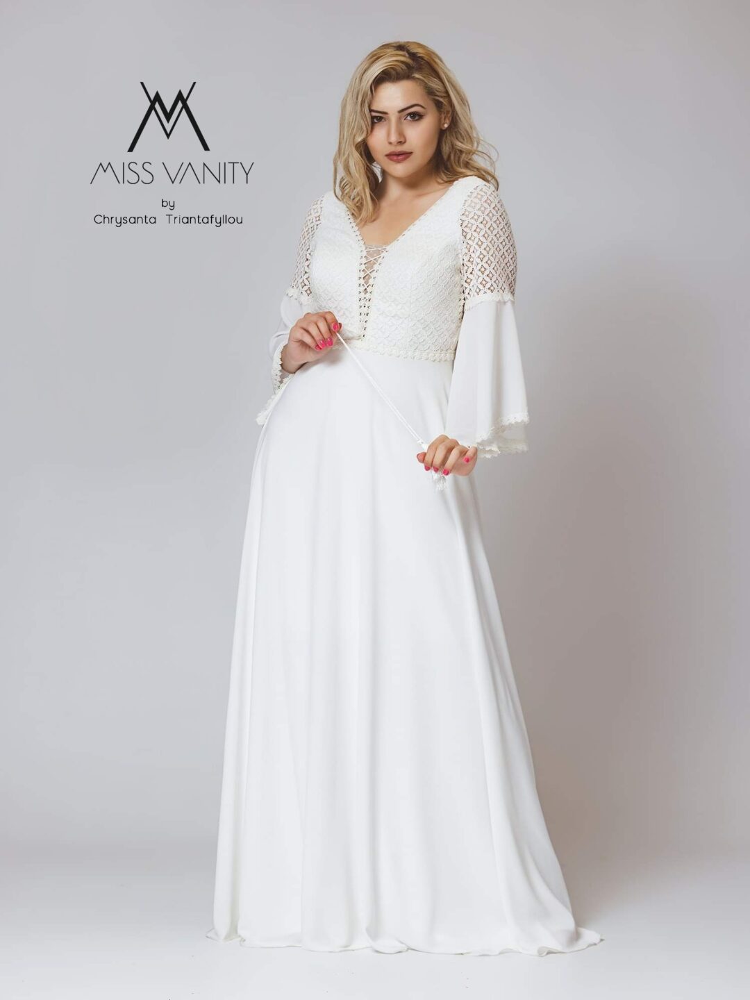 Boho chic νυφικό φόρεμα σε κρεπ, με ανάγλυφη βαμβακερή δαντέλα στο μπούστο, την πλάτη και το μανίκι. Υπέροχη πλάτη με διαφανή δαντέλα και άνοιγμα V. Ιδανικό για πολιτικό γάμο αλλά και σε εκκλησία!