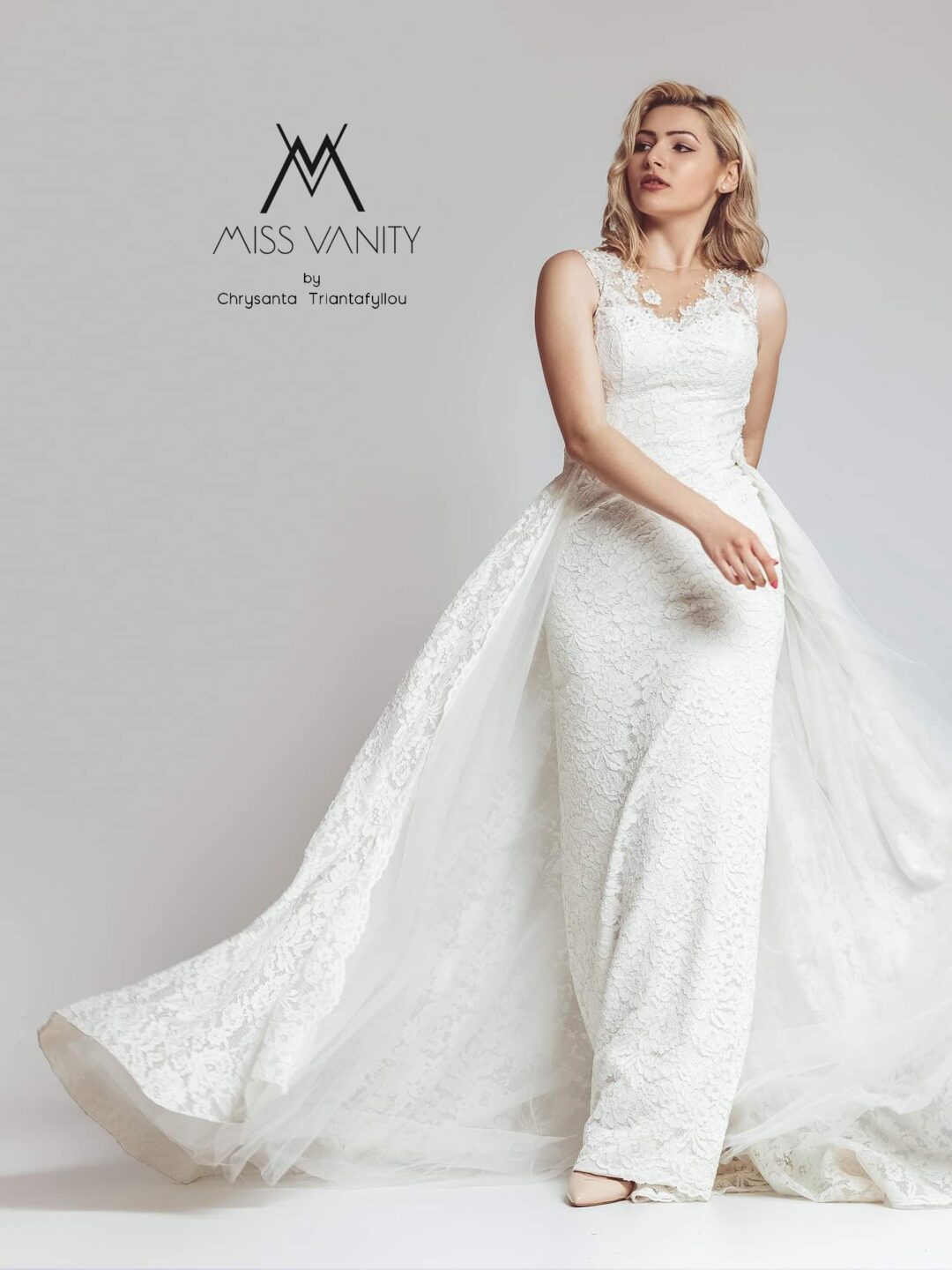 Νυφικό όλο δαντέλα με αποσπώμενη ουρά και ανοιχτή πλάτη