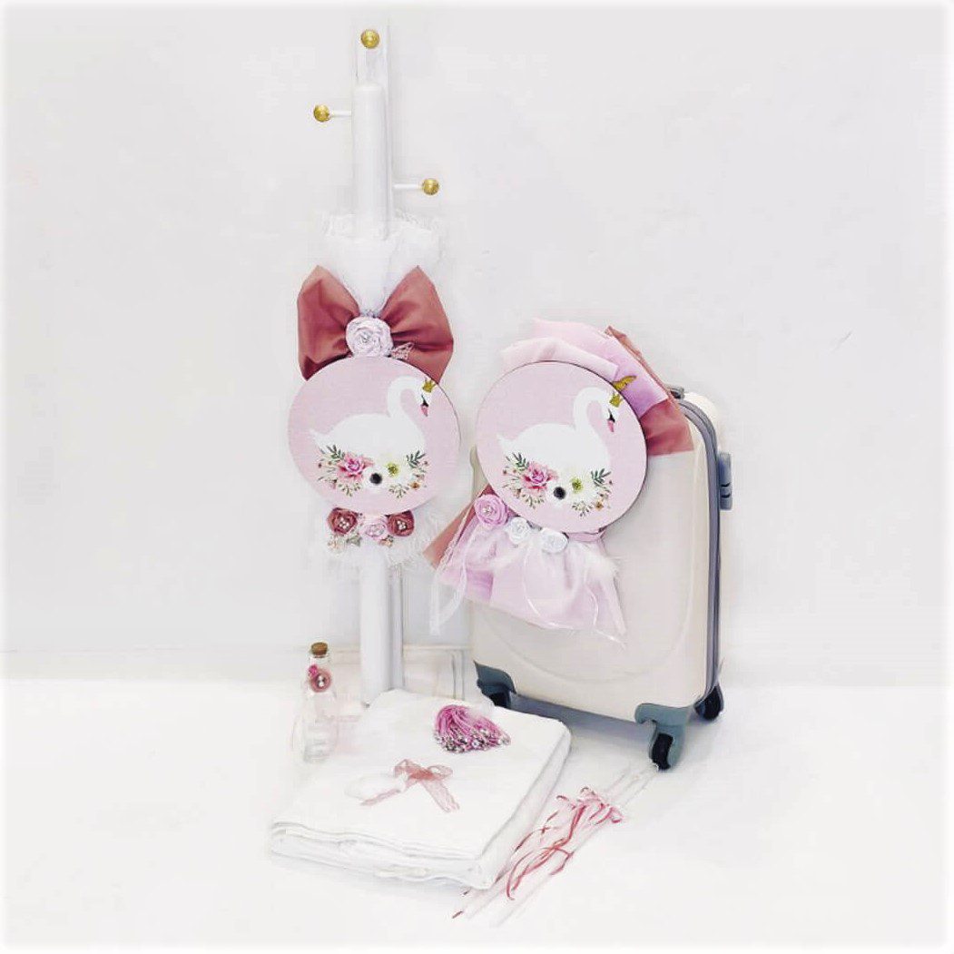 Πλήρες σετ βάπτισης με θέμα τον κύκνο και με εκρού τροχήλατη βαλίτσα ταξιδιού