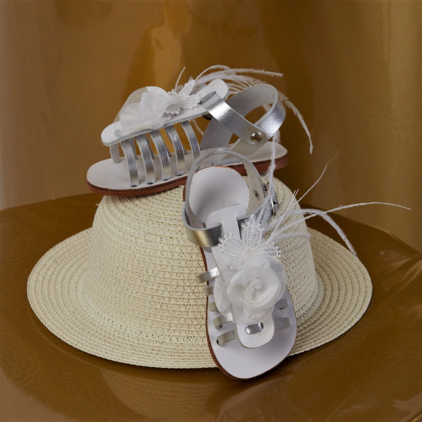 Βαπτιστικό πέδιλο για κορίτσι σε ασημί με λευκό λουλούδι