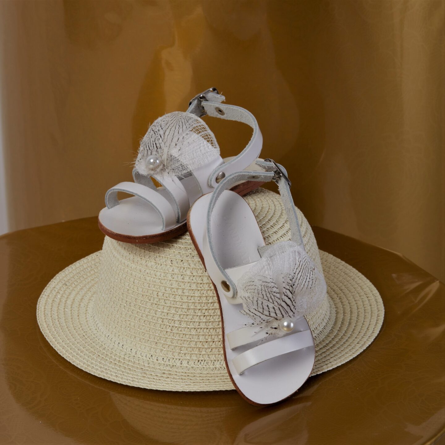 Βαπτιστικό πέδιλο σε λευκό με ιδιαίτερη διακόσμηση