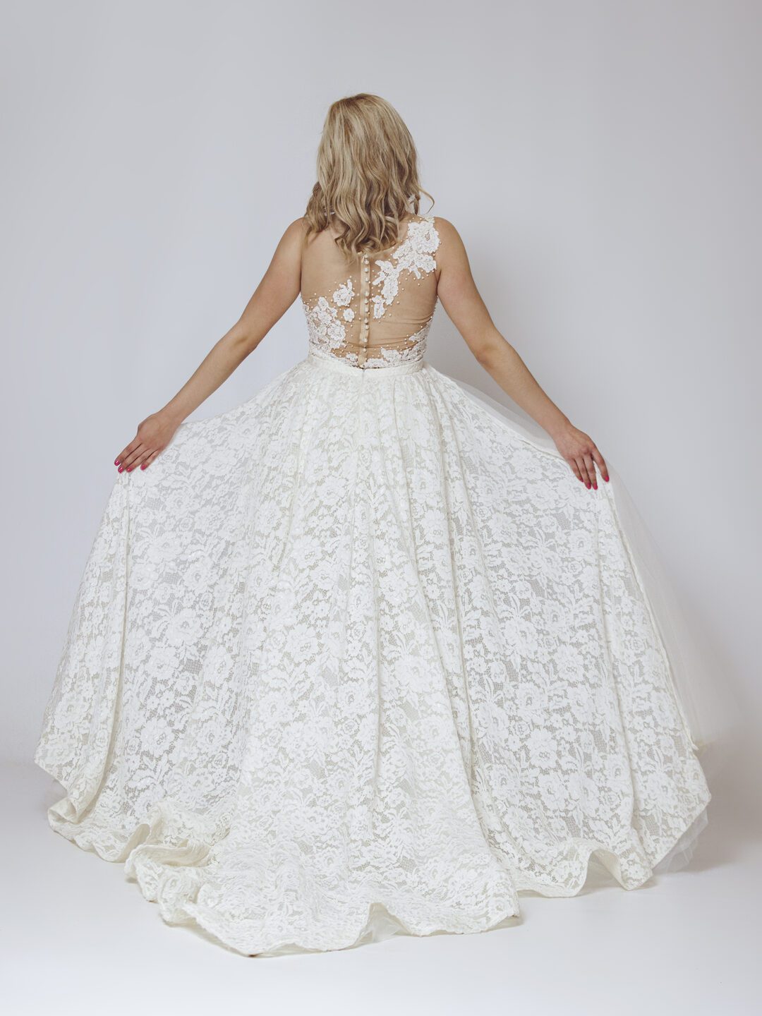 Νυφικό όλο δαντέλα με αποσπώμενη ουρά και ανοιχτή εντυπωσιακή πλάτη με τούλι και κεντημένη δαντέλα