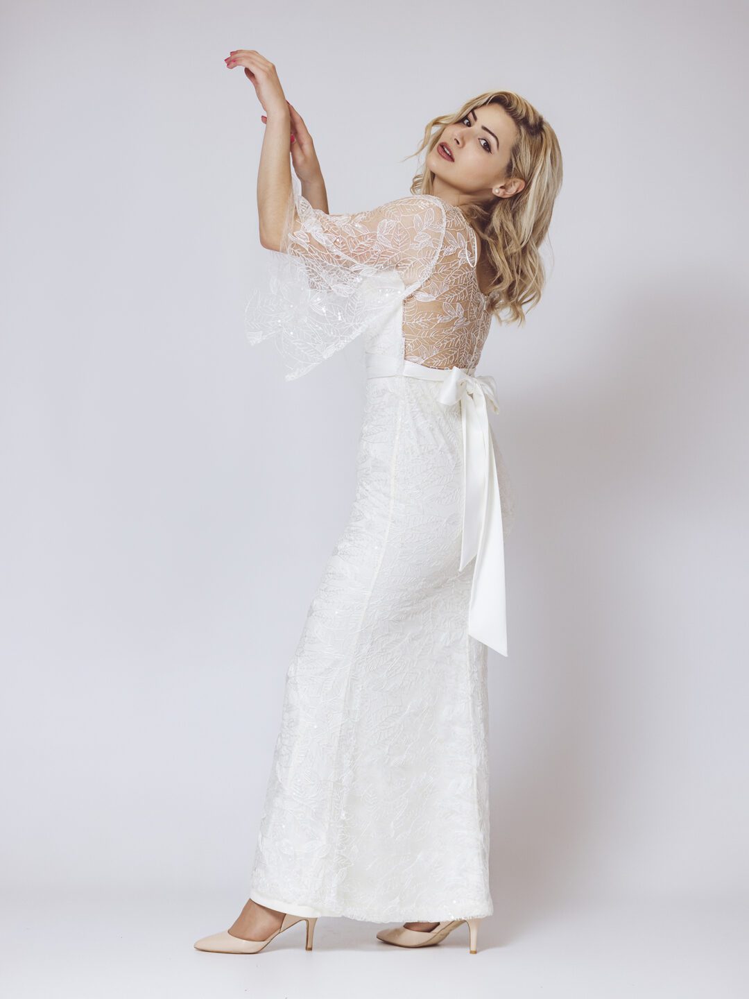 Vintage νυφικό φόρεμα με ανάγλυφη γαλλική δαντέλα. Σε γοργονέ γραμμή με διαφάνεια στο μανίκι. Κανονική εφαρμογή.  Ιδανικό για πολιτικό γάμο αλλά και σε εκκλησία!