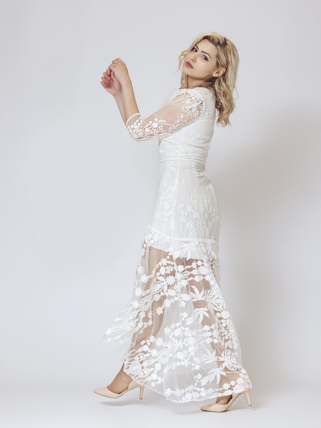 2E1A0480ηρετ Boho chic μίνι νυφικό φόρεμα με ανάγλυφη γαλλική δαντέλα. Σε μίνι γραμμή, με διαφάνεια ασύμμετρη μέχρι κάτω και μανίκι 3/4 από διάφανο κεντημένο τούλι. Ιδανικό για πολιτικό γάμο αλλά και σε εκκλησία!