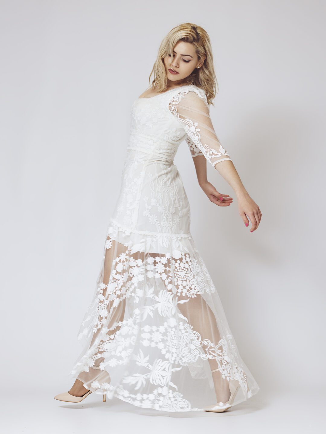 2E1A0487ηρετ Boho chic μίνι νυφικό φόρεμα με ανάγλυφη γαλλική δαντέλα. Σε μίνι γραμμή, με διαφάνεια ασύμμετρη μέχρι κάτω και μανίκι 3/4 από διάφανο κεντημένο τούλι. Ιδανικό για πολιτικό γάμο αλλά και σε εκκλησία!