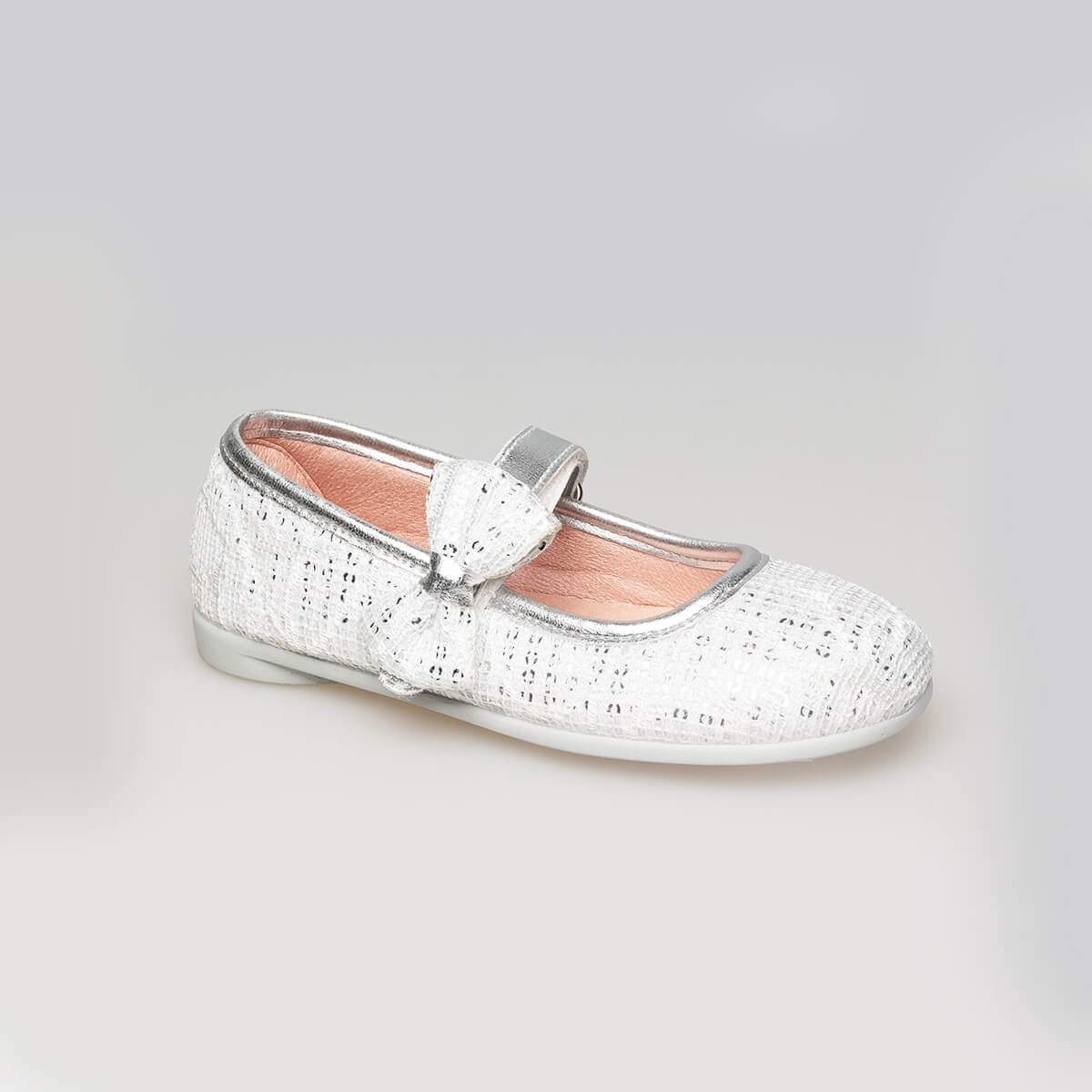 Παιδικό παπούτσι λευκή μπαρέτα με παγιέτες, διακοσμημένο με φιογκάκι και ασημί λουράκι. Όλο δέρμα από μέσα και ανατομικό πάτο με αφρό μνήμης για ξεκούραστο περπάτημα.