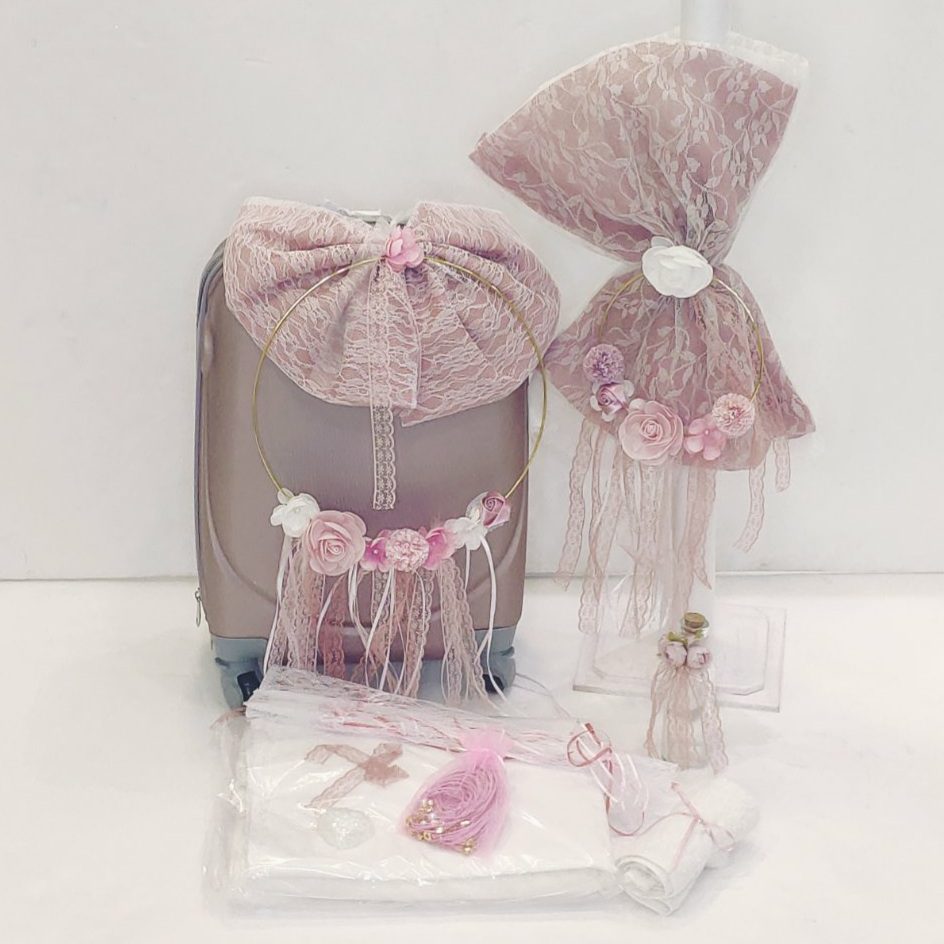 Πλήρες σετ βάπτισης με vintage θέμα διακοσμημένο με χειροποίητα υφασμάτικα λουλούδια και δαντέλες στα χώματα της αρεσκείας σας. Συνοδεύτε με τροχήλατη βαλίτσα ταξιδίου