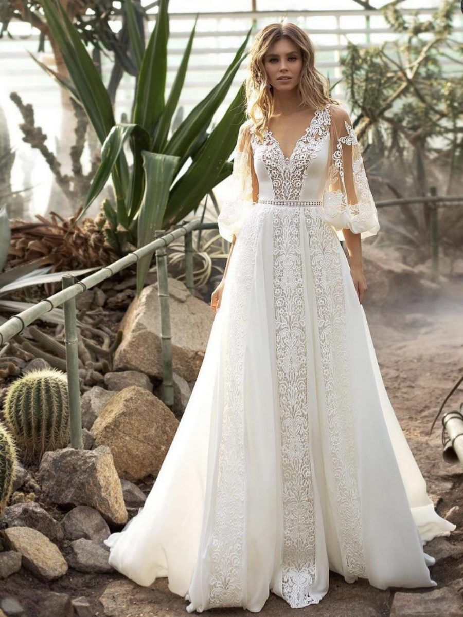 Εντυπωσιακό νυφικό με διαφάνεια soleil