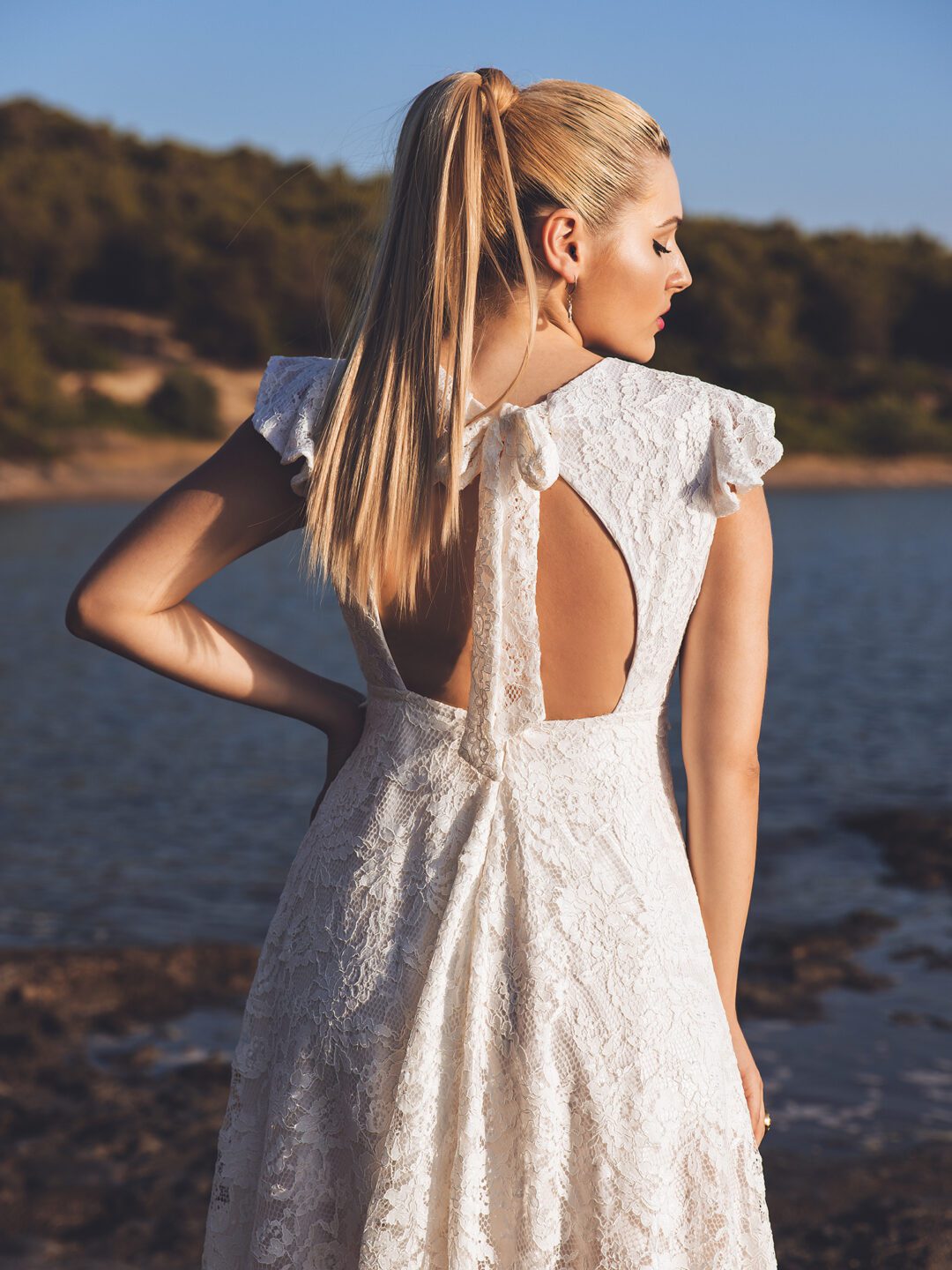 Νυφικό με ολοκέντητη δαντέλα και έξω πλάτη