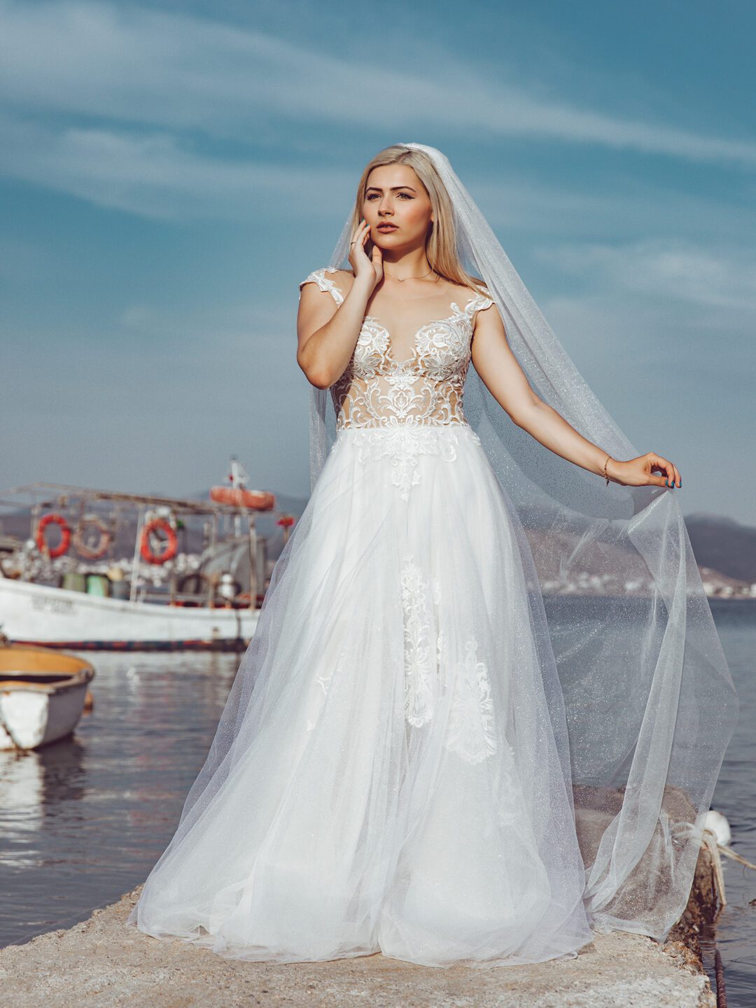 Εντυπωσιακό νυφικό με tatoo effect μπούστο και glitter στη φούστα