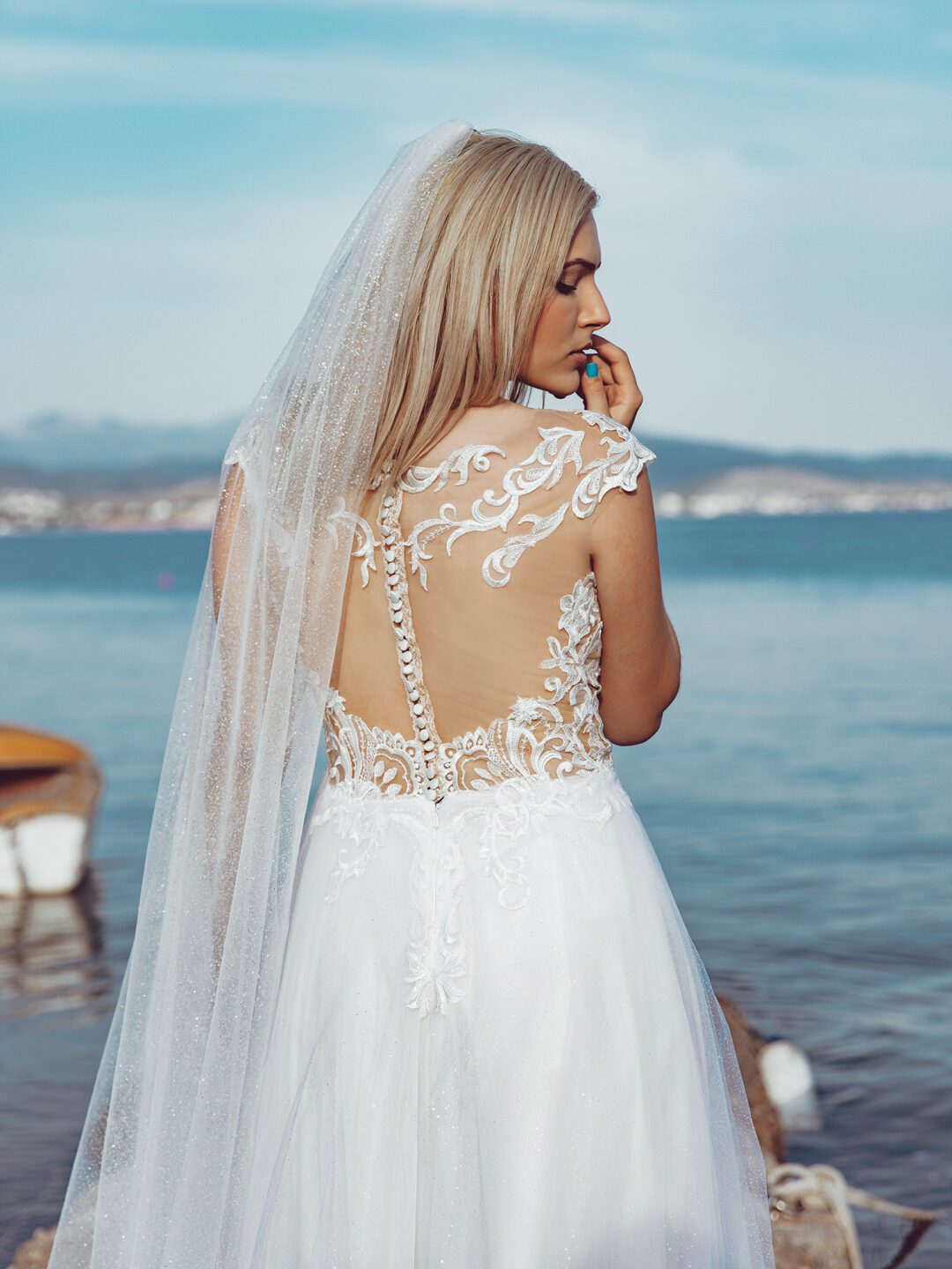 Εντυπωσιακό νυφικό με tatoo effect μπούστο και glitter στη φούστα