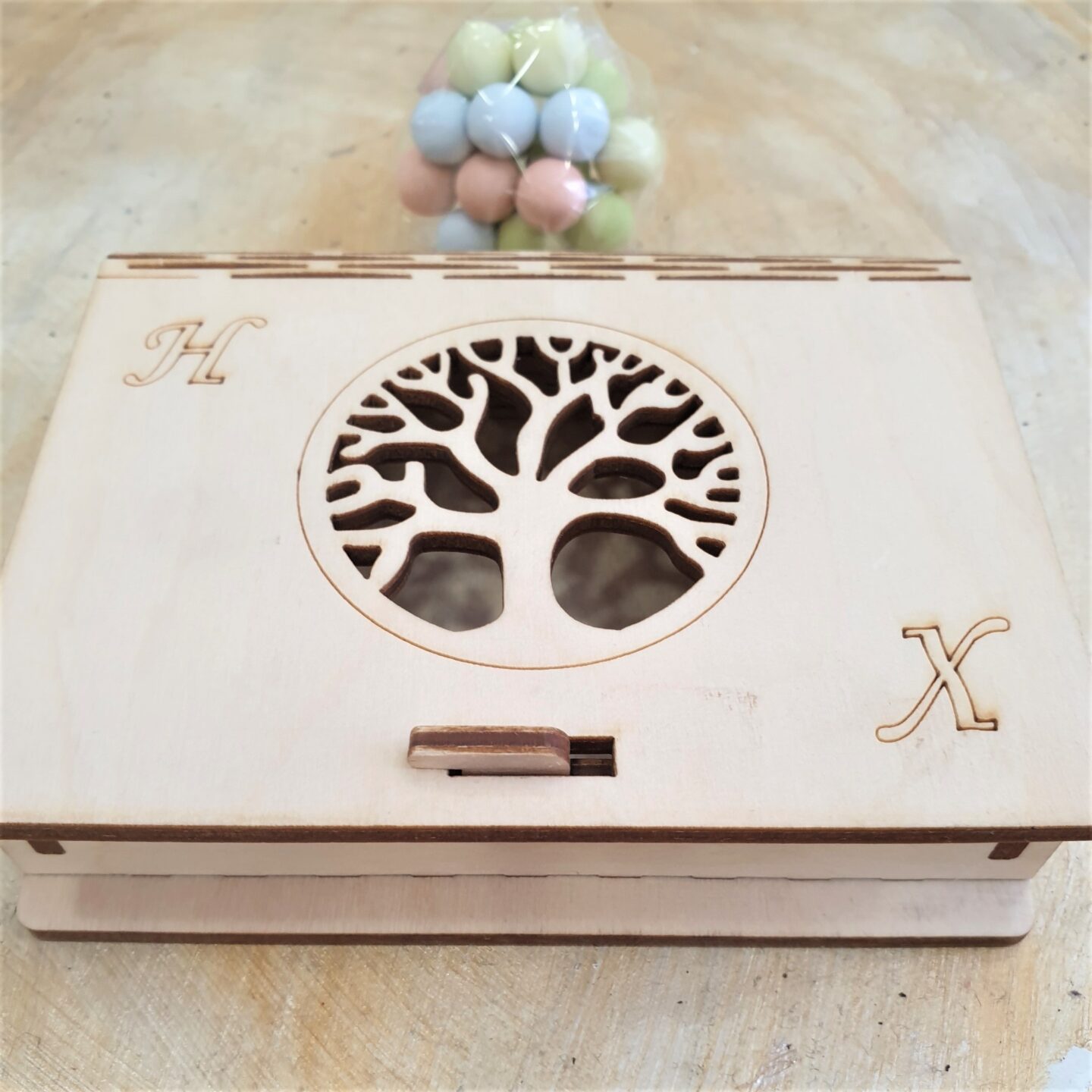 Μπομπονιέρα ξύλινο κουτάκι με κοπή λέιζερ του θέματος