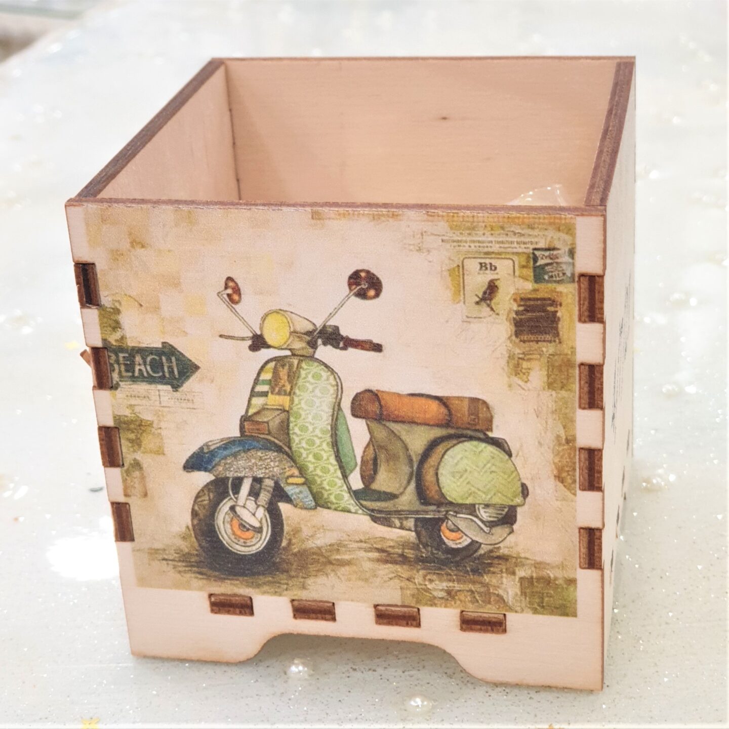 Μπομπονιέρα ξύλινο κουτάκι για χαρτάκια με το θέμα της βάπτισης σας