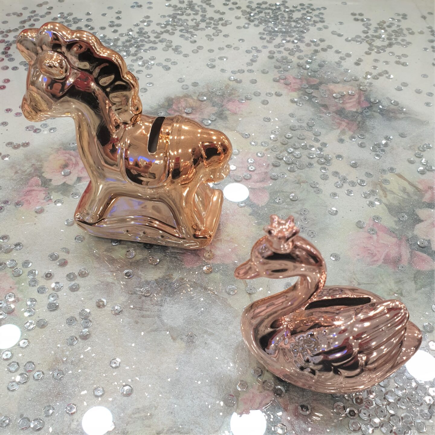 Μπομπονιέρα μεταλλικός κουμπαράς σε διάφορα σχέδια