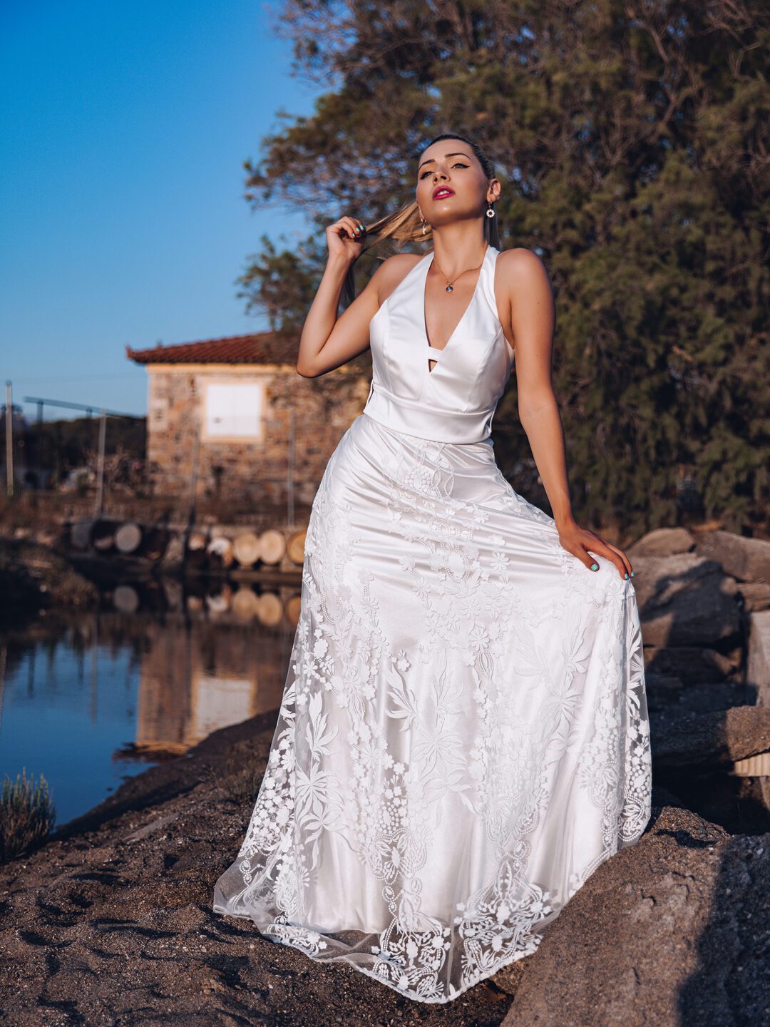 Σατέν νυφικό με κεντημένη δαντέλα στη φούστα και έξω πλάτη