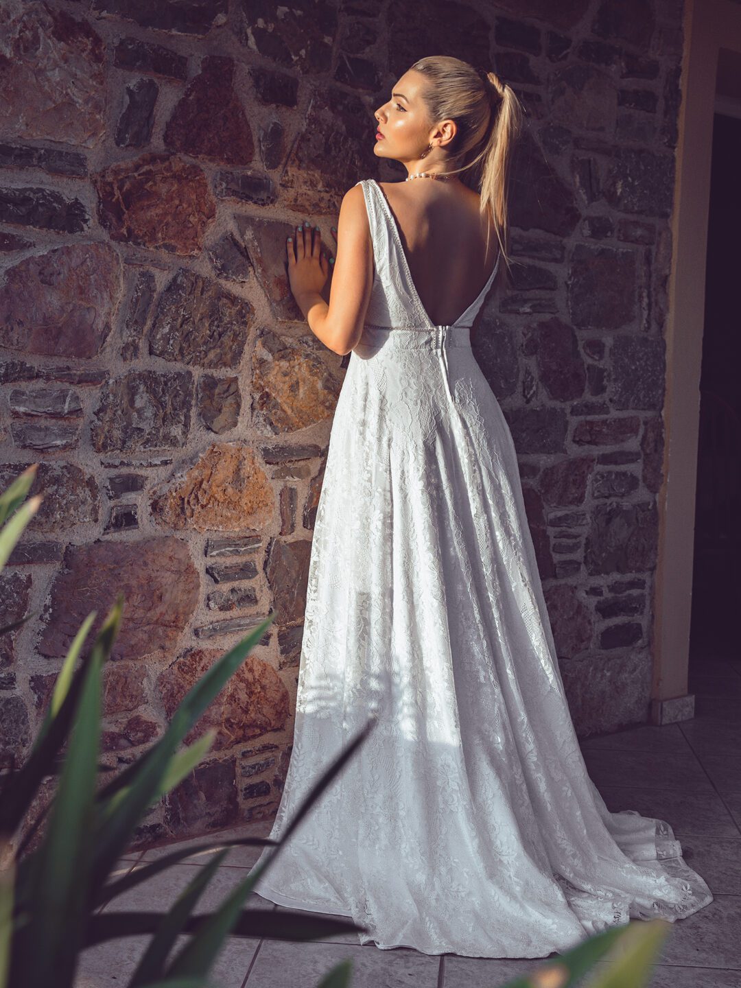 Νυφικό με κεντημένη δαντέλα και ανοιχτή πλάτη