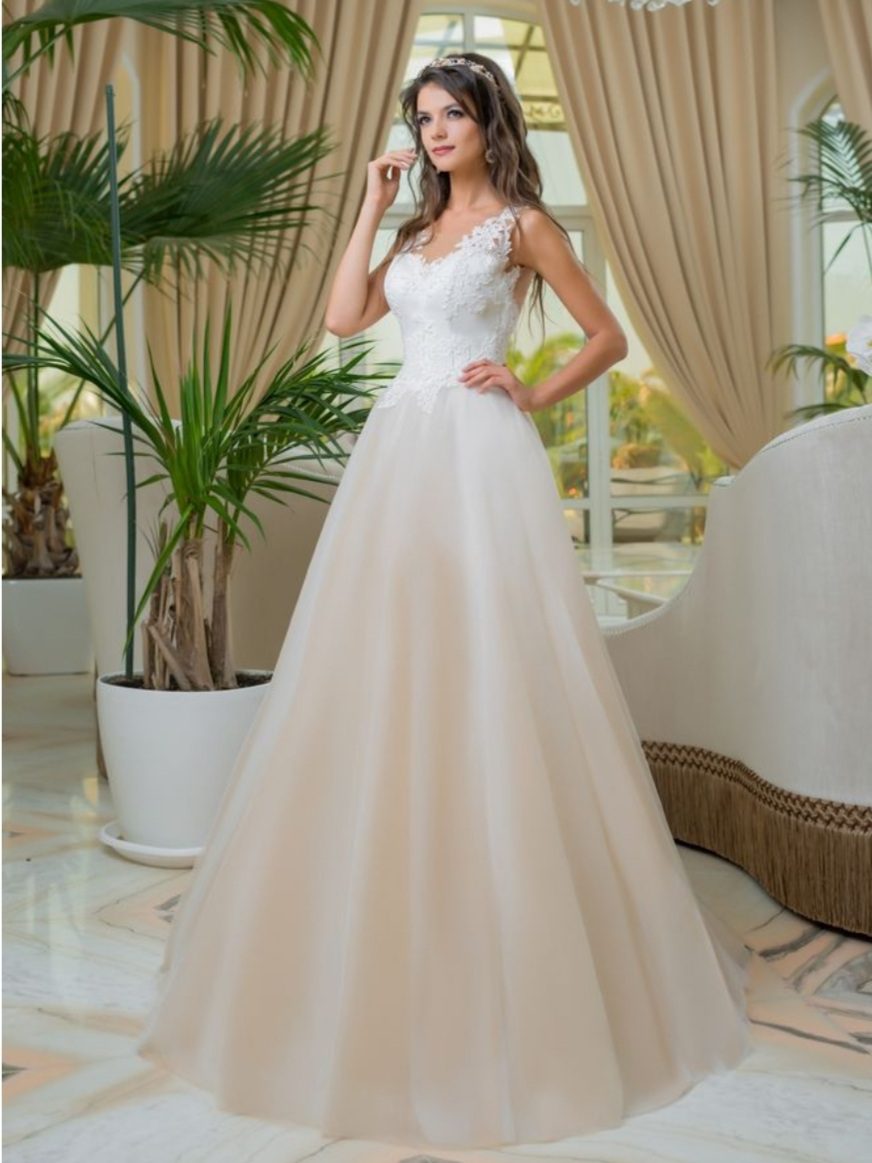 Πριγκηπικό Nυφικό με ιβουάρ φούστα, μπούστο δαντέλα και ανοιχτή πλάτη