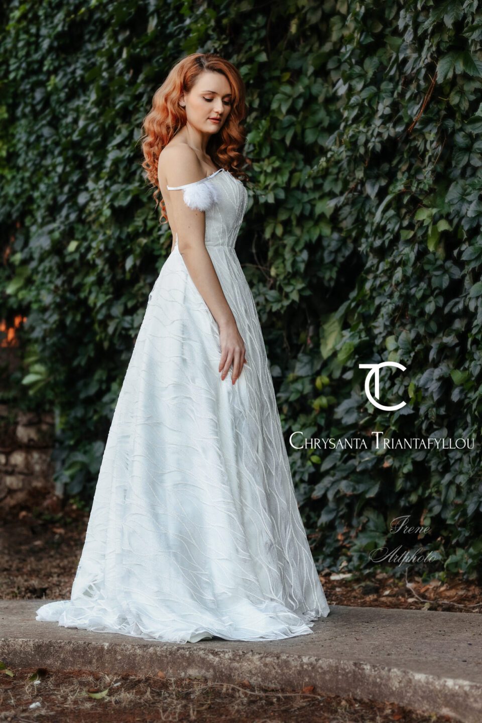 Nυφικό από ανάγλυφη δαντέλα με γκλίτερ και πέρλα