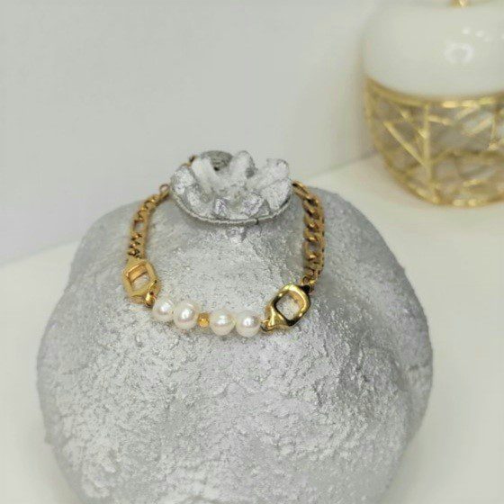 Βραχιόλι με πέρλες και επίχρυση αλυσίδα. Χειροποίητη δημιουργία