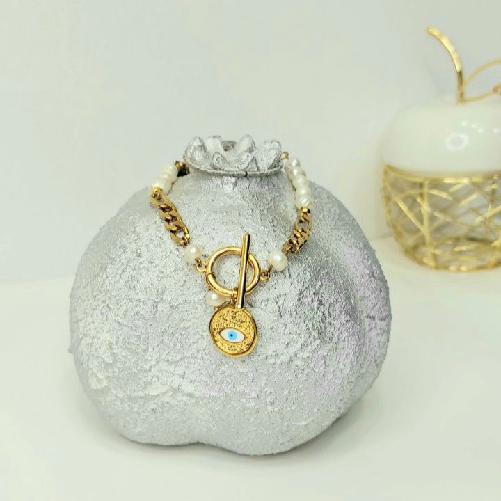 Βραχιόλι με πέρλες και επίχρυσο ματάκι. Χειροποίητη δημιουργία