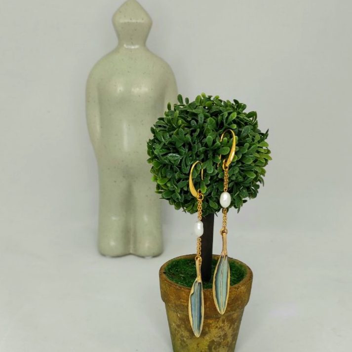 Σκουλαρίκια κρεμαστά από ατσάλι με πέρλες και επίχρυσο φύλλο. Χειροποίητη δημιουργία