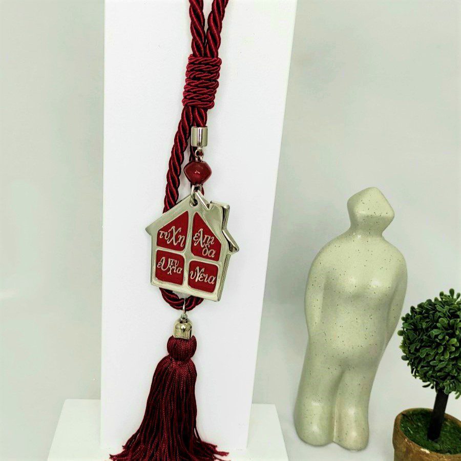 Γούρι 2022 με με σπιτάκι και ευχές, διακοσμητικά στοιχεία επιχρυσωμένα με 24 καράτια , με σατέν κορδόνι και μεταξωτή φούντα. Μήκος 24 εκ. Ενά πολυτελές γούρι, ιδανικό δώρο για το σπίτι ή το γραφείο