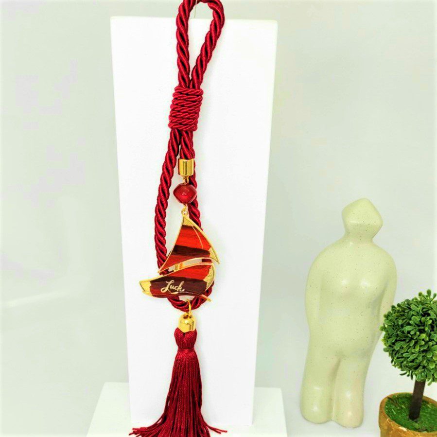 Γούρι 2022 με καραβάκι από σμάλτο, διακοσμητικά στοιχεία επιχρυσωμένα με 24 καράτια , με σατέν κορδόνι και μεταξωτή φούντα. Μήκος 24 εκ. Ένα πολυτελές γούρι, ιδανικό δώρο για το σπίτι ή το γραφείο