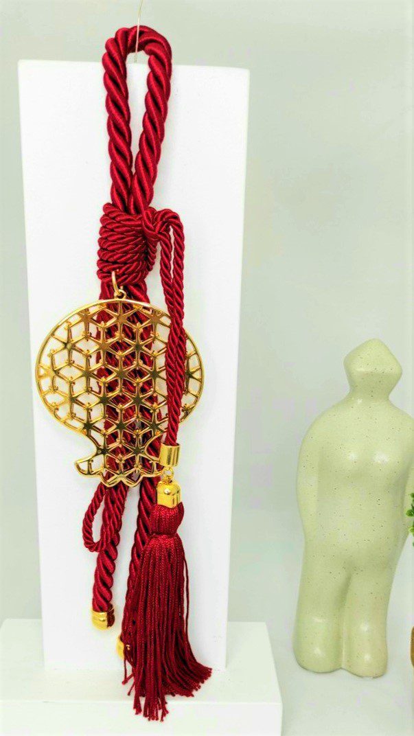 Γούρι 2022 με διάτρητο ρόδι, διακοσμητικά στοιχεία επιχρυσωμένα με 24 καράτια , με σατέν κορδόνι και μεταξωτή φούντα. Μήκος 24 εκ. Ένα πολυτελές γούρι, ιδανικό δώρο για το σπίτι ή το γραφείο