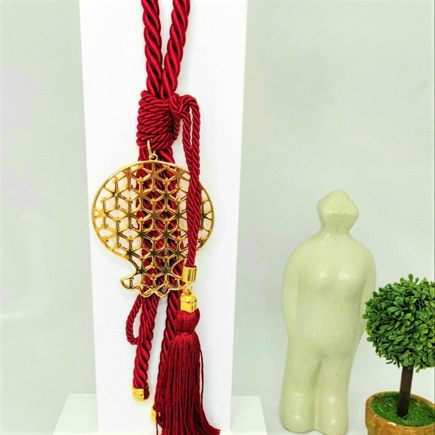 Γούρι 2022 με διάτρητο ρόδι, διακοσμητικά στοιχεία επιχρυσωμένα με 24 καράτια , με σατέν κορδόνι και μεταξωτή φούντα. Μήκος 24 εκ. Ένα πολυτελές γούρι, ιδανικό δώρο για το σπίτι ή το γραφείο