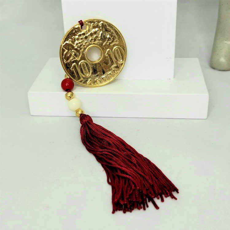 Γούρι 2022 με τυχερή δεκάρα μεγάλη, διακοσμητικά στοιχεία επιχρυσωμένα με 24 καράτια , με σατέν κορδόνι και μεταξωτή φούντα. Μήκος 33 εκ. Ένα πολυτελές γούρι, ιδανικό δώρο για το σπίτι ή το γραφείο