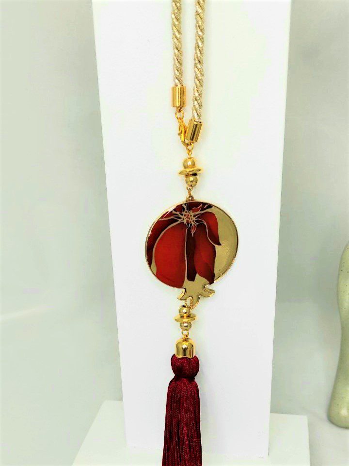 Γούρι 2022 με ρόδι από σμάλτο, διακοσμητικά στοιχεία επιχρυσωμένα με 24 καράτια , με σατέν κορδόνι και μεταξωτή φούντα. Μήκος 39 εκ. Ένα πολυτελές γούρι, ιδανικό δώρο για το σπίτι ή το γραφείο