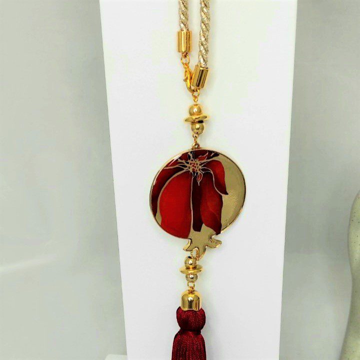 Γούρι 2022 με ρόδι από σμάλτο, διακοσμητικά στοιχεία επιχρυσωμένα με 24 καράτια , με σατέν κορδόνι και μεταξωτή φούντα. Μήκος 39 εκ. Ένα πολυτελές γούρι, ιδανικό δώρο για το σπίτι ή το γραφείο