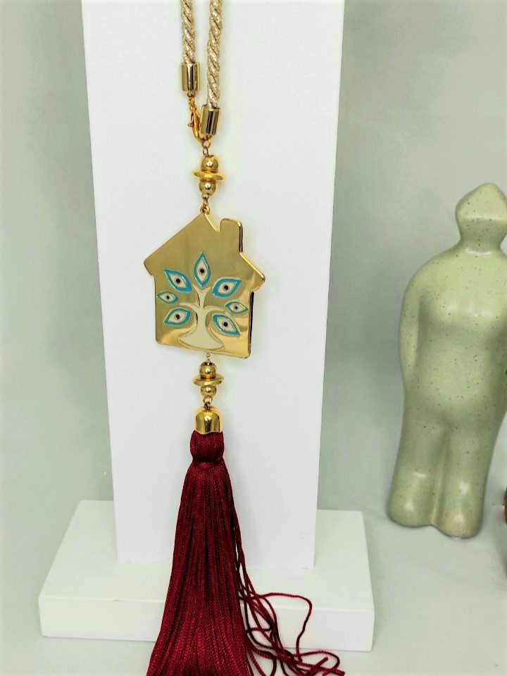 20211118_212646 Γούρι 2022 με σπίτι και ματάκια, διακοσμητικά στοιχεία επιχρυσωμένα με 24 καράτια , με σατέν κορδόνι και μεταξωτή φούντα. Μήκος 40 εκ. Ένα πολυτελές γούρι, ιδανικό δώρο για το σπίτι ή το γραφείο